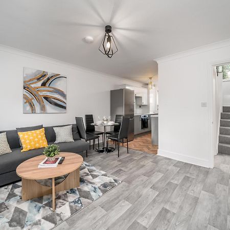 Cozy 3 Bed House With Garden & Parking In Rochester, Kent Mins To Train Station, Wifi Рочестер Экстерьер фото