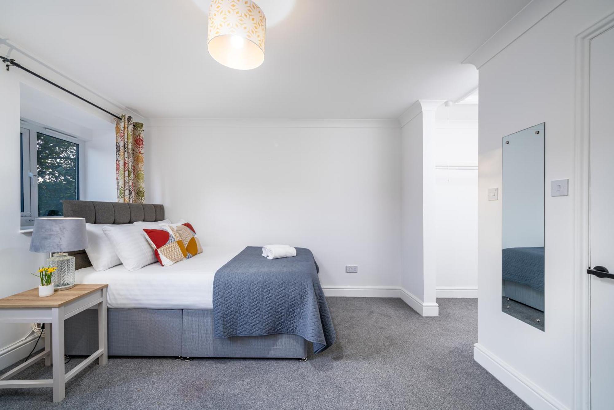 Cozy 3 Bed House With Garden & Parking In Rochester, Kent Mins To Train Station, Wifi Рочестер Экстерьер фото