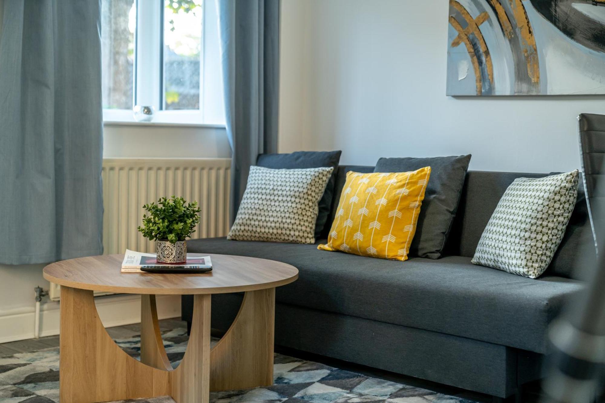 Cozy 3 Bed House With Garden & Parking In Rochester, Kent Mins To Train Station, Wifi Рочестер Экстерьер фото